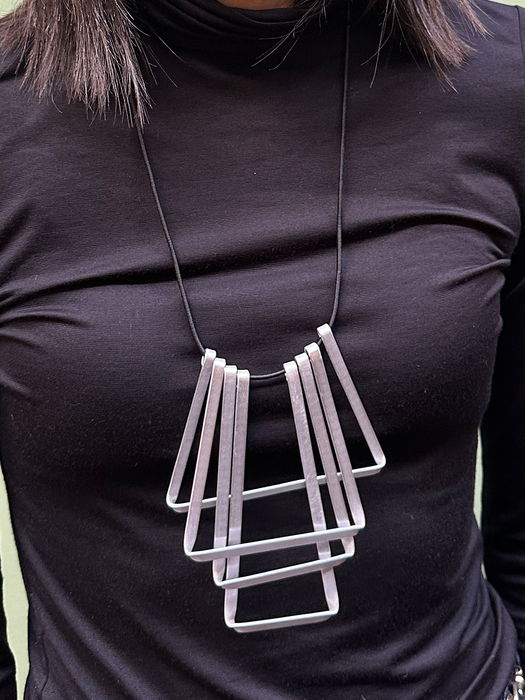 KAU PENDANT NECKLACE solids