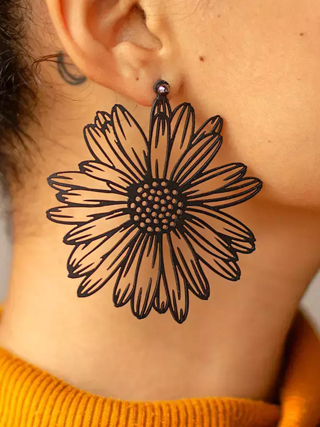 TUN DAISY EARRINGS