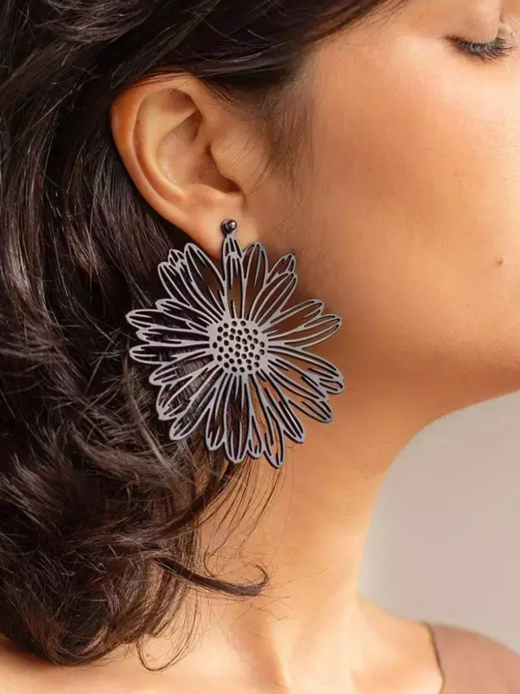 TUN DAISY EARRINGS