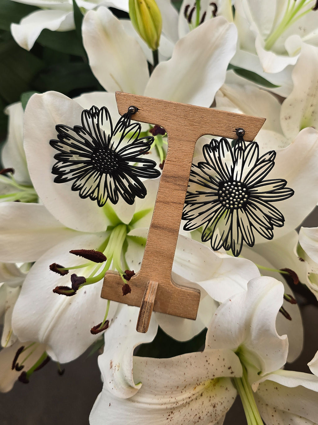TUN DAISY EARRINGS